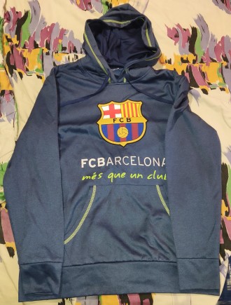 Футбольная кофта с капюшоном FC Barcelona, размер-М, длина-68см, под мышками-54с. . фото 3