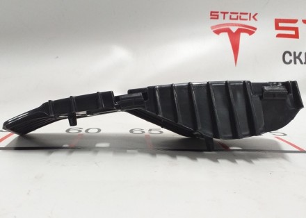 Кронштейн крепления фонаря заднего правого NEW Tesla model 3 1083993-00-D
Доста. . фото 5