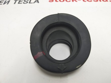 Втулка посадочная  шланга системы охлаждения Tesla model X S REST 1041526-00-H
. . фото 4