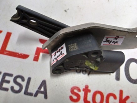 Датчик уровня задней пневмоподвески правый (сломан рычаг) Tesla model X 1027976-. . фото 3