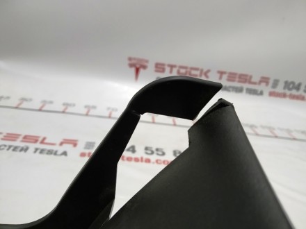 Накладка пластиковая под рулевой колонкой (с повреждениями) Tesla model X 103557. . фото 4