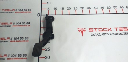 Педаль акселератора на авто Тесла Модель S. Важная деталь, регулирующая скорость. . фото 5
