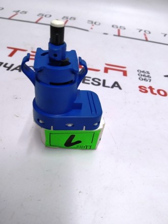 Выключатель стоп сигнала (лягушка) Tesla model X S REST 1005124-00-A
Доставка п. . фото 3