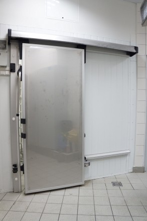 Пропонуємо холодильні і морозильні двері, а саме розпашні, відкатні, двохстворча. . фото 4