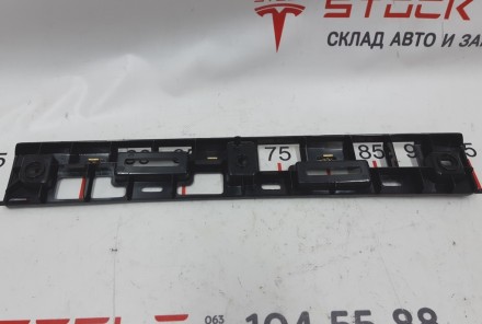 Кронштейн крепления накладки верхней дверного проёма сокола правый Tesla model X. . фото 3