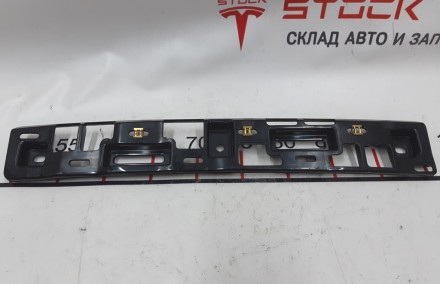Кронштейн крепления накладки верхней дверного проёма сокола правый Tesla model X. . фото 2
