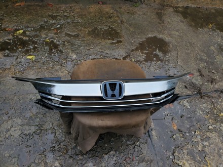 Продам Решотка радиатора гриль Honda Accord 2016-17Г под ремонт оригинал оригина. . фото 2