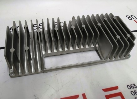 Радиатор охлаждения металлический платы усиления звука MCU Tesla model S 1000322. . фото 2
