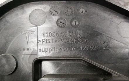 Крышка нижняя панели управления пентхауза основной батареи Tesla model 3 1109685. . фото 4