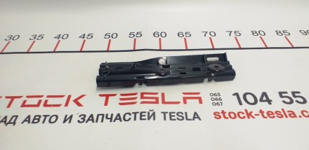 Кронштейн крепления дренажной трубки левая сторона Tesla model S, model S REST 1. . фото 3