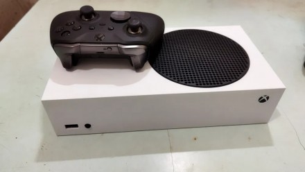 Xbox series S 512gb б/у + еліт контроллер 2.. Київ. фото 1 Xbox series S 512gb б/у + еліт контроллер 2.. Київ. фото 1