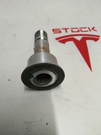 Болт (втулка)  крепления корпуса металлического высоковольтной батареи Tesla mod. . фото 6