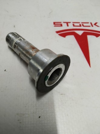 Болт (втулка)  крепления корпуса металлического высоковольтной батареи Tesla mod. . фото 4