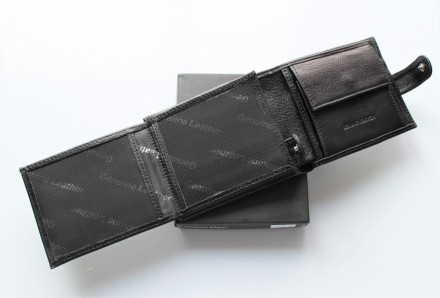
 Подарочный набор для мужчины включает в себя кожаный кошелек и ремень.
-Ремень. . фото 9
