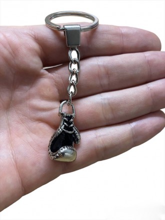 Оригинальный цинковый брелок для ключей в форме боксерской перчатки.
	Материал: . . фото 8