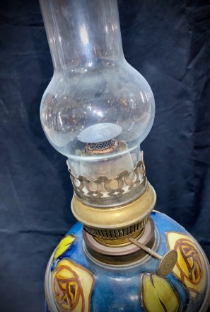 Настольная-напольная керосиновая лампа.
Первая половина прошлого века
Фарфор
. . фото 8