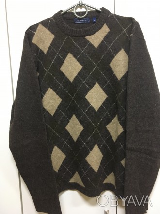 Качественный , фирменный, шерстяной свитер .Основной цвкт темно коричневый . Спе. . фото 1