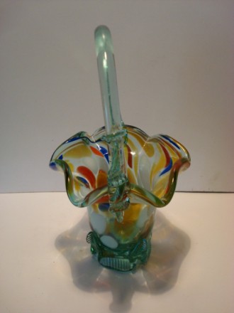 Продается стеклянная ваза “корзинка”.
Ваза выполнена из цветного ст. . фото 6
