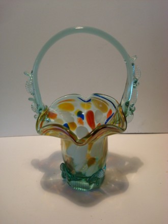 Продается стеклянная ваза “корзинка”.
Ваза выполнена из цветного ст. . фото 5