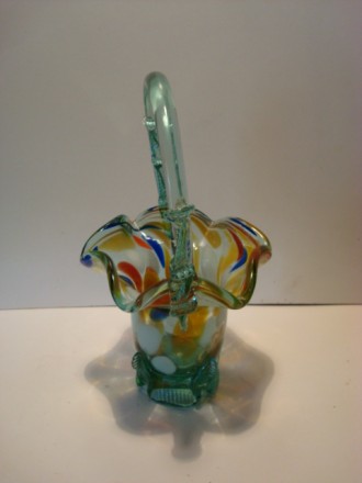 Продается стеклянная ваза “корзинка”.
Ваза выполнена из цветного ст. . фото 4