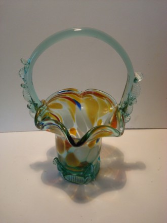 Продается стеклянная ваза “корзинка”.
Ваза выполнена из цветного ст. . фото 3