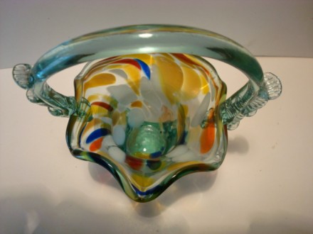 Продается стеклянная ваза “корзинка”.
Ваза выполнена из цветного ст. . фото 7