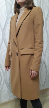 Пальто прямого кроя, актуальный цвет кэмел. Размер xs-s, но отлично подходит и н. . фото 2