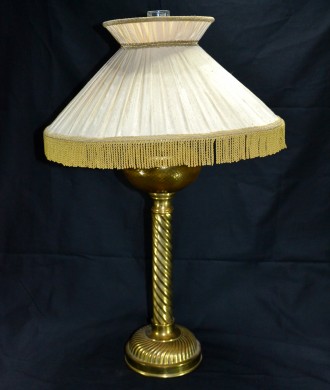 Настольная керосиновая лампа с абажуром.
 Высота 65 см.. . фото 2