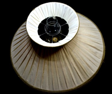 Настольная керосиновая лампа с абажуром.
 Высота 65 см.. . фото 3