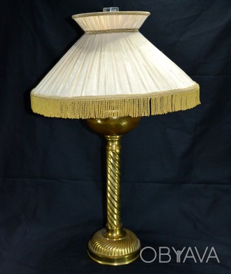 Настольная керосиновая лампа с абажуром.
 Высота 65 см.. . фото 1