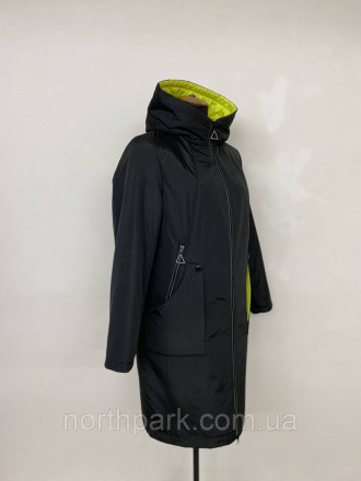 Стильна жіноча куртка-парка з капюшоном у чорному кольорі з контрастними елемент. . фото 3