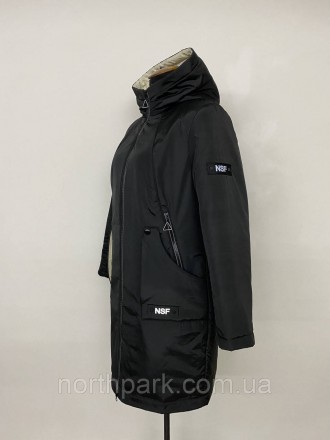 Стильна жіноча куртка-парка з капюшоном у чорному кольорі з контрастними елемент. . фото 6