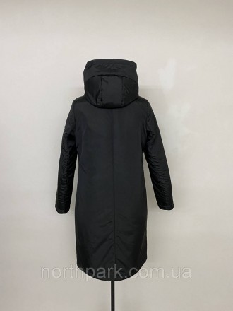 Стильна жіноча куртка-парка з капюшоном у чорному кольорі з контрастними елемент. . фото 4