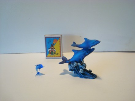 Продаются фарфоровая и стеклянная статуэтки дельфинов
хрустальный графин для во. . фото 3