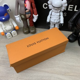
 
 Стильные шлёпанцы Louis Vuitton из кожи украшены фирменной эмблемой. Актуаль. . фото 3