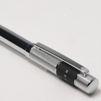 Роллерная ручкаRibbonChromeвоспроизводит контраст между мягким лаковым покрытием. . фото 4