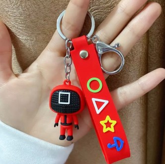 Брелок с ремешком Значки Игра в кальмара Офицер 6310 квадрат 20.5 см. Хмельницкий. фото 1 Брелок с ремешком Значки Игра в кальмара Офицер 6310 квадрат 20.5 см. Хмельницкий. фото 1