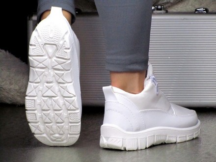
Женские белые короткие Дутики Nike зимние
р.36,37
Размер в размер
36-23.5 см
37. . фото 7