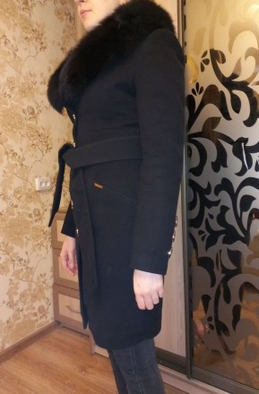 Жіноче зимове (осіннє) пальто чорного кольору зі з;ємним хутряним коміром та поя. . фото 3