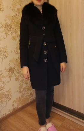 Жіноче зимове (осіннє) пальто чорного кольору зі з;ємним хутряним коміром та поя. . фото 2
