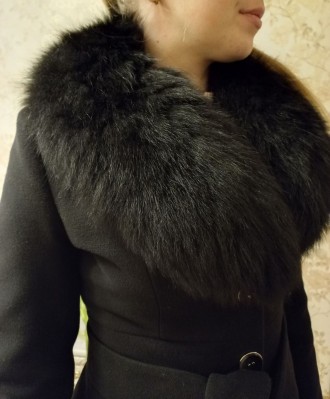 Жіноче зимове (осіннє) пальто чорного кольору зі з;ємним хутряним коміром та поя. . фото 6