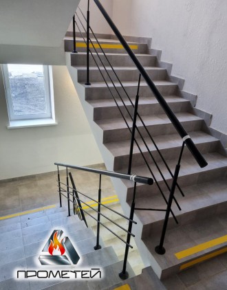 
Виртуозное решение для удобства передвижения по лестнице
Перила черного цвета с. . фото 7