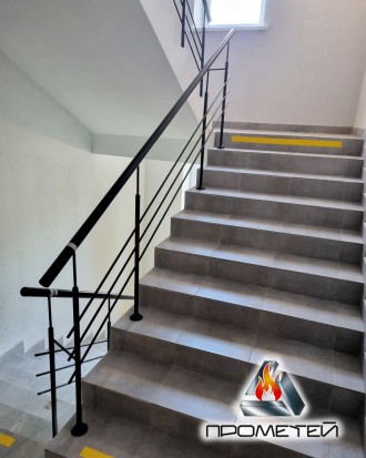 
Виртуозное решение для удобства передвижения по лестнице
Перила черного цвета с. . фото 6
