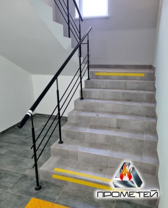 
Виртуозное решение для удобства передвижения по лестнице
Перила черного цвета с. . фото 2