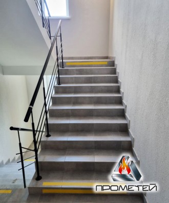 
Виртуозное решение для удобства передвижения по лестнице
Перила черного цвета с. . фото 8