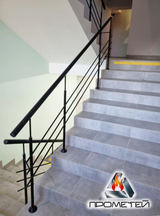 
Виртуозное решение для удобства передвижения по лестнице
Перила черного цвета с. . фото 5