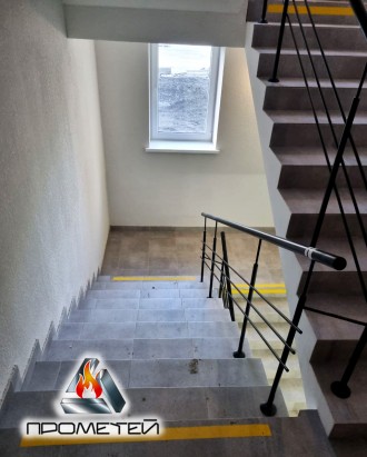 
Виртуозное решение для удобства передвижения по лестнице
Перила черного цвета с. . фото 3