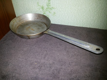 Нетяжелая алюминиевая сковорода с длинной металлической ручкой. Длинная неоплавл. . фото 3