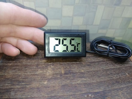 Миниатюрный встраиваемый термометр.
Термометр с выносным проводным датчиком темп. . фото 2