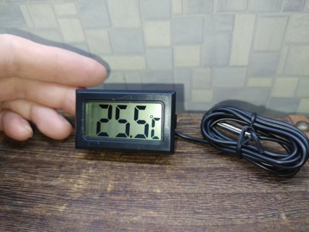 Миниатюрный встраиваемый термометр.
Термометр с выносным проводным датчиком темп. . фото 4